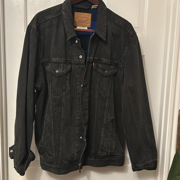 Levi’s insulated jacket with the blue and black plaid design on the inside - Picture 2 of 8